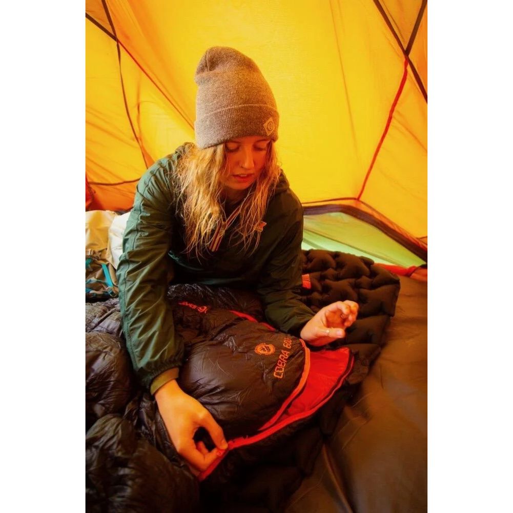 Vango Cobra 600 Down Filled Sleeping Bag (Anthracite) women using it