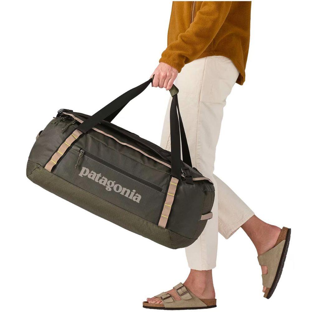 Patagonia Black Hole Duffel 55L (Pine Needle Green) carry