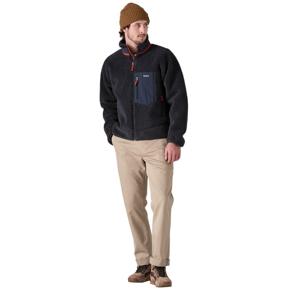 Patagonia Men's Classic Retro-X Fleece Jacket (Smoulder Blue) model posing