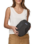 Patagonia Black Hole Cube 6L (Black) holding