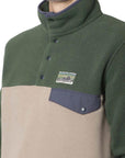 Patagonia Men's Lightweight Synchilla Snap-T Fleece Pullover (Seabird Grey) close up logo