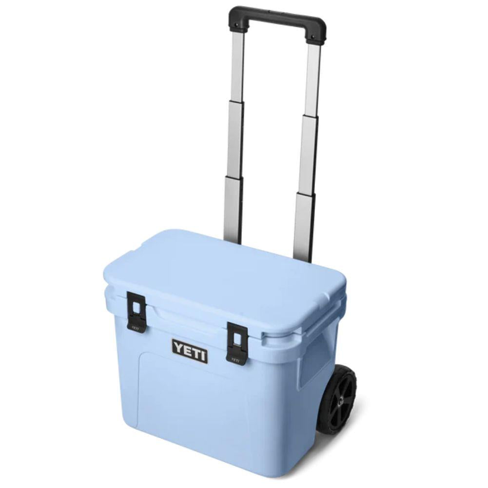 Yeti Roadie 32 Wheeled Cool Box (Big Sky Blue) handle up