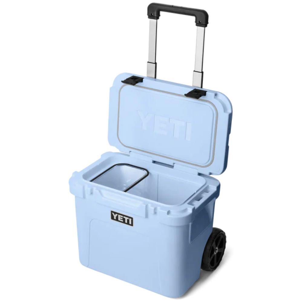 Yeti Roadie 32 Wheeled Cool Box (Big Sky Blue) lid up open