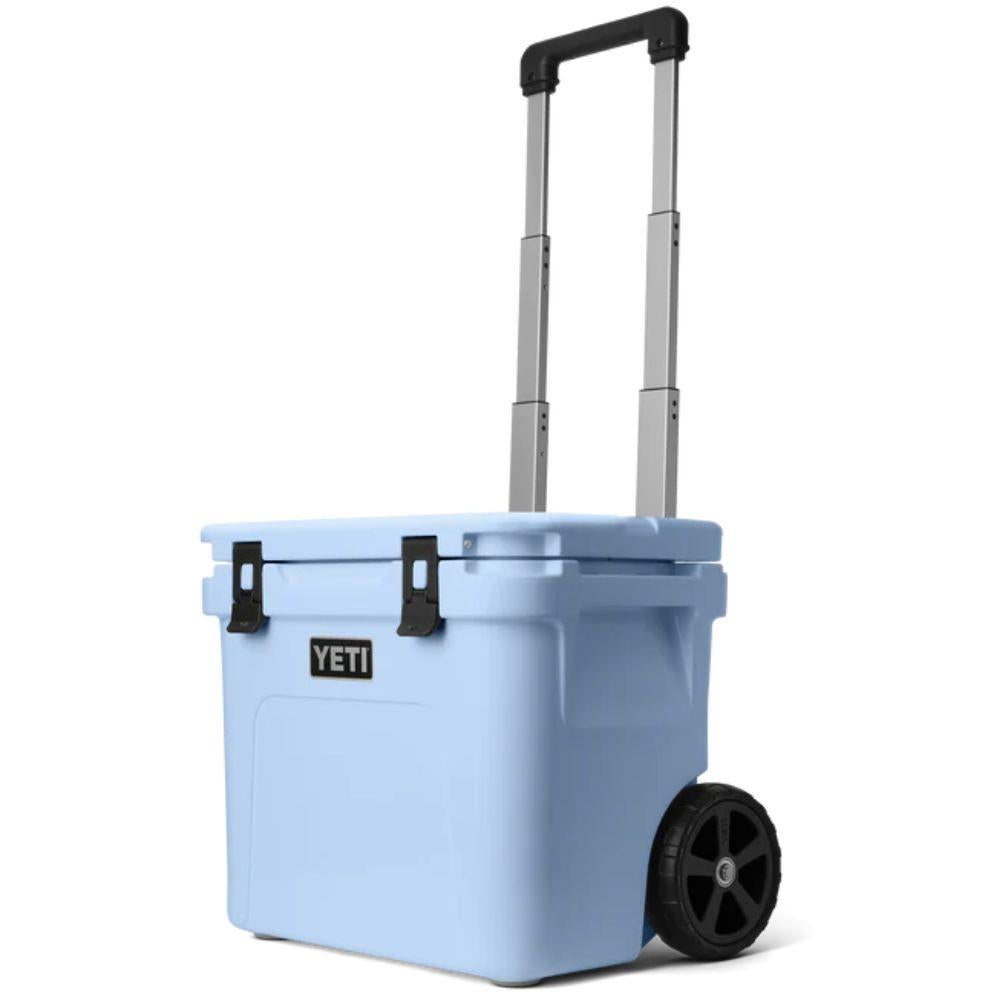 Yeti Roadie 32 Wheeled Cool Box (Big Sky Blue)angle handle up