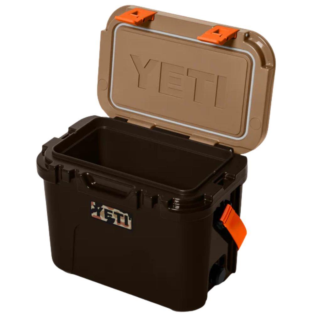 Yeti Roadie 15 Cool Box (Wetland Camo) lid open