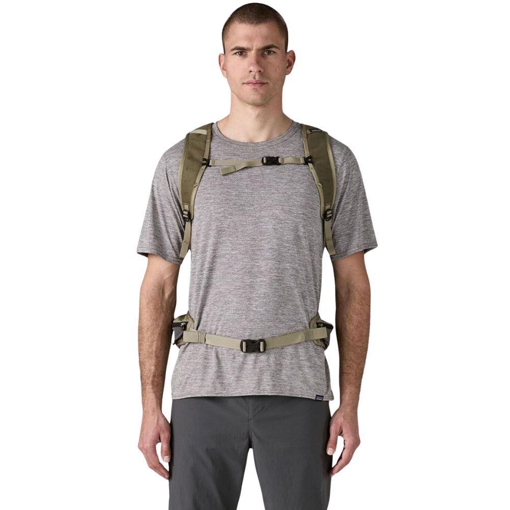 Patagonia Terravia Pack 22L - M (River Rock Green) front model