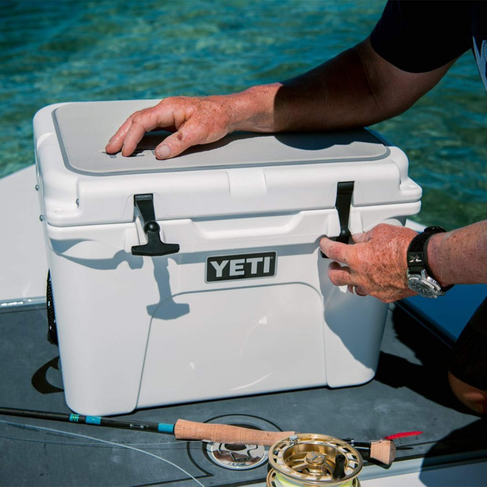 Yeti Tundra 35 Cool Box (Navy) closed