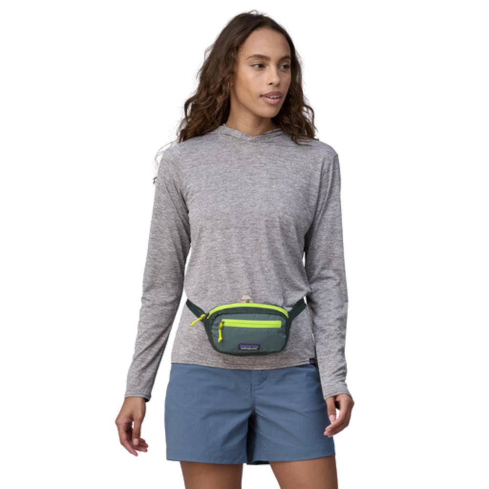 Patagonia Ultralight Black Hole Mini Hip Pack 1L (Nouveau Green) model wearing