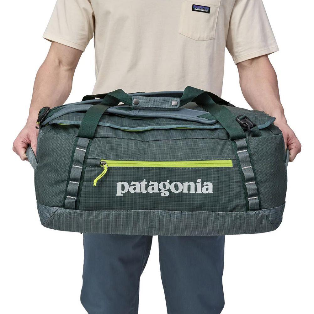 Patagonia Black Hole Duffel Bag 55L (Nouveau Green) holding