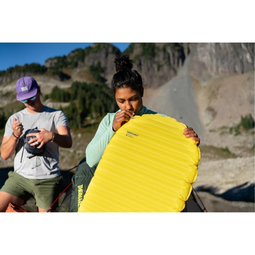 Thermarest NeoAir XLite NXT Sleeping Mat - Regular (Lemon Curry) women blowing