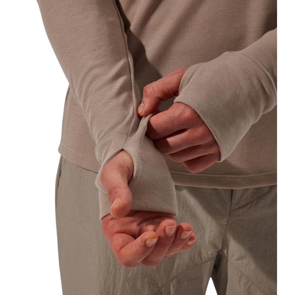 Berghaus Men&#39;s Ivyhill Crew Top (Light Grey) adjusting hand