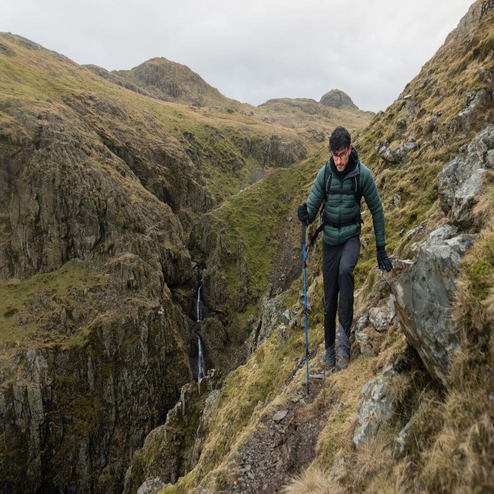 Trekmates Cuillin GTX Gaiter (Black) ont he cliff