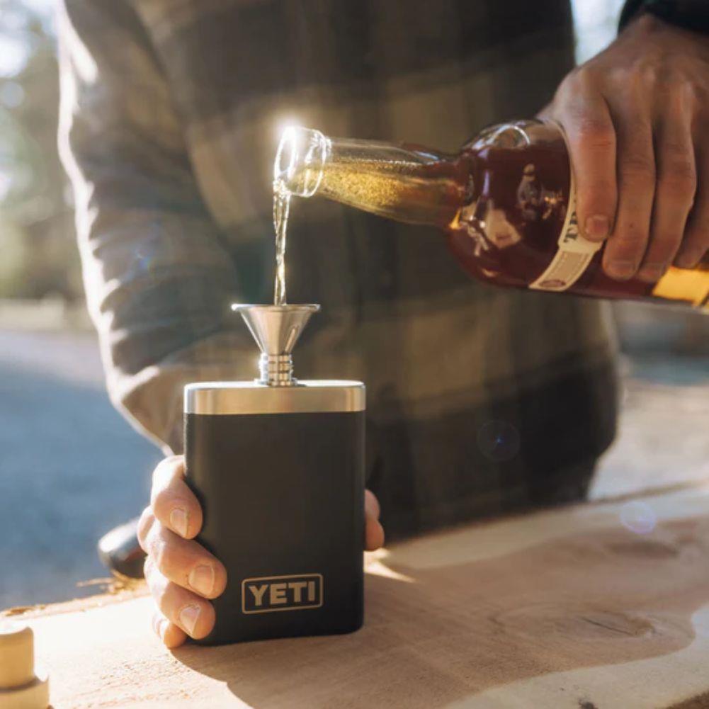 Yeti Flask 200ml (Navy) pouring