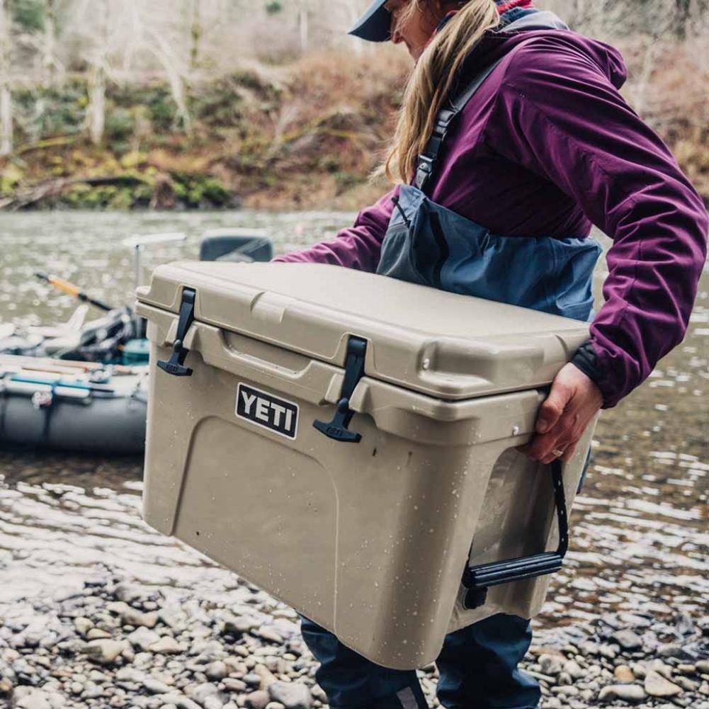 Yeti Tundra 35 Cool Box (Desert Tan) handle