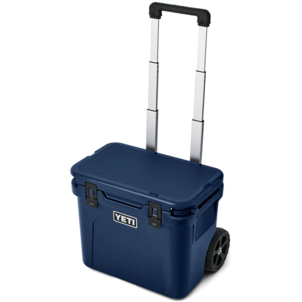 Yeti Roadie 32 Wheeled Cool Box (Navy) handle