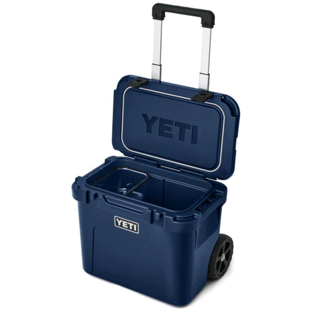 Yeti Roadie 32 Wheeled Cool Box (Navy) lid up 