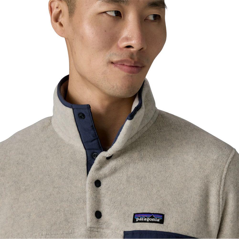 Patagonia Men&#39;s Lightweight Synchilla Snap-T Fleece Pullover (Oatmeal Heather w/Smolder Blue) neck