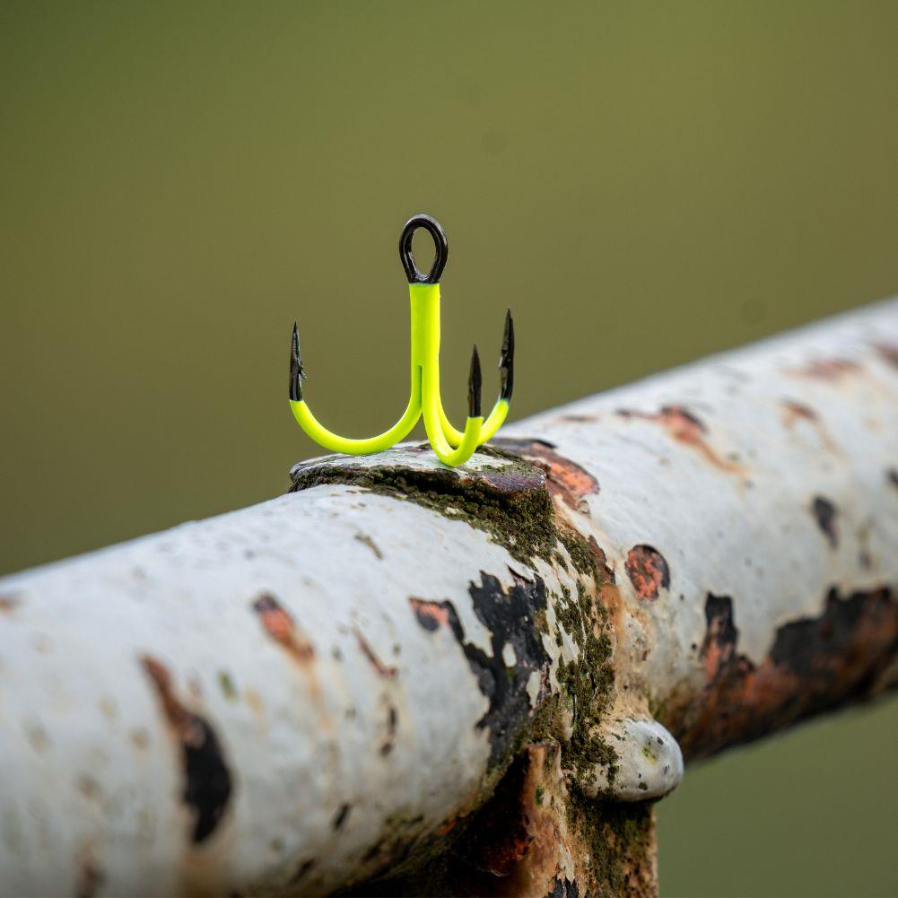 VMC 4551 UV Assorted Round Strong 3/0 Treble Hook x4 bark