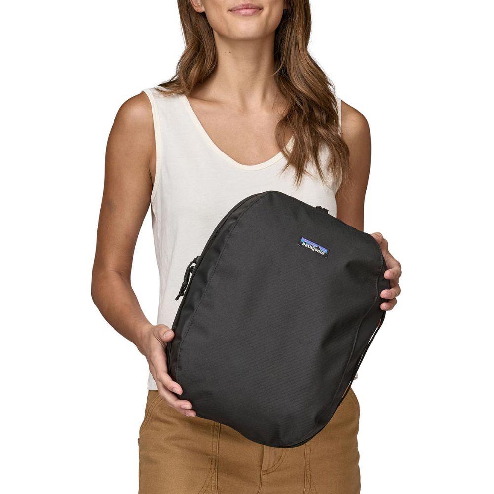 Patagonia Black Hole Cube 14L (Black w/Black) holding