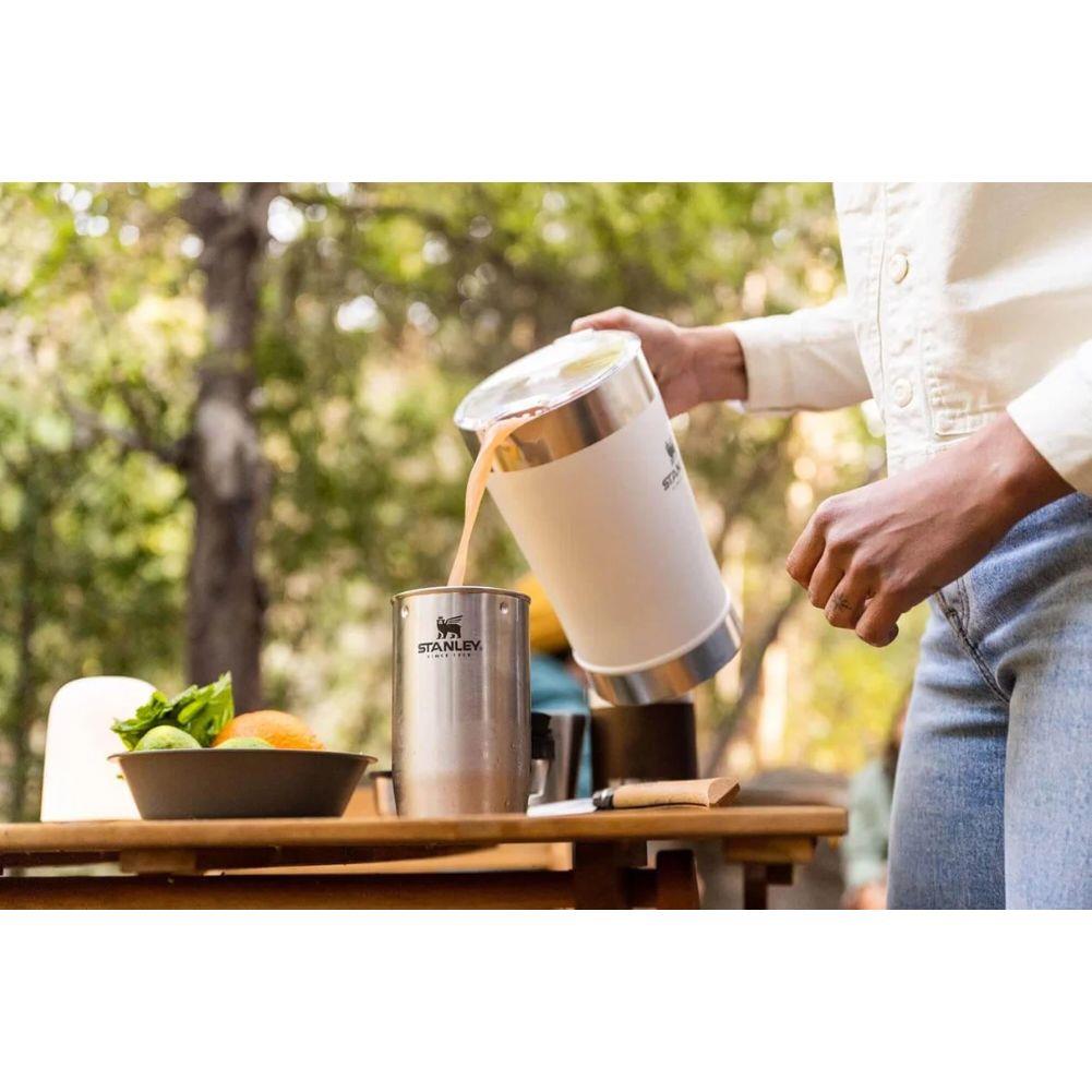 Stanley Stay Chill Classic Pitcher 1.9L (Frost Gloss) pour
