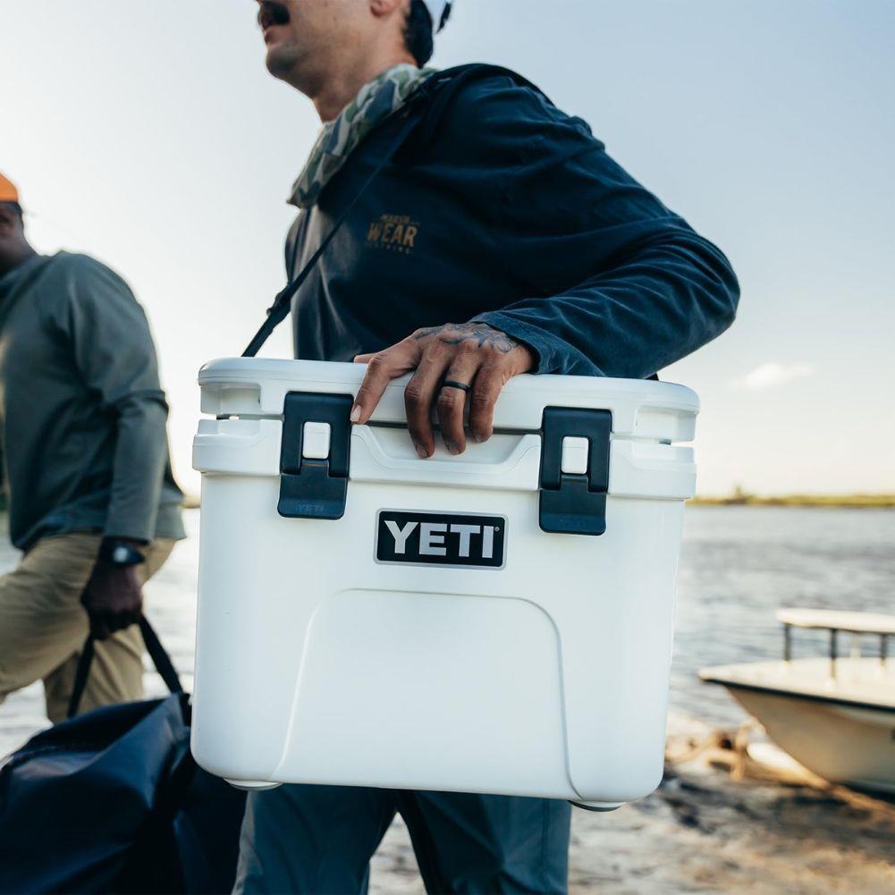 Yeti Roadie 15 Cool Box (Olive/King Crab Orange) carry