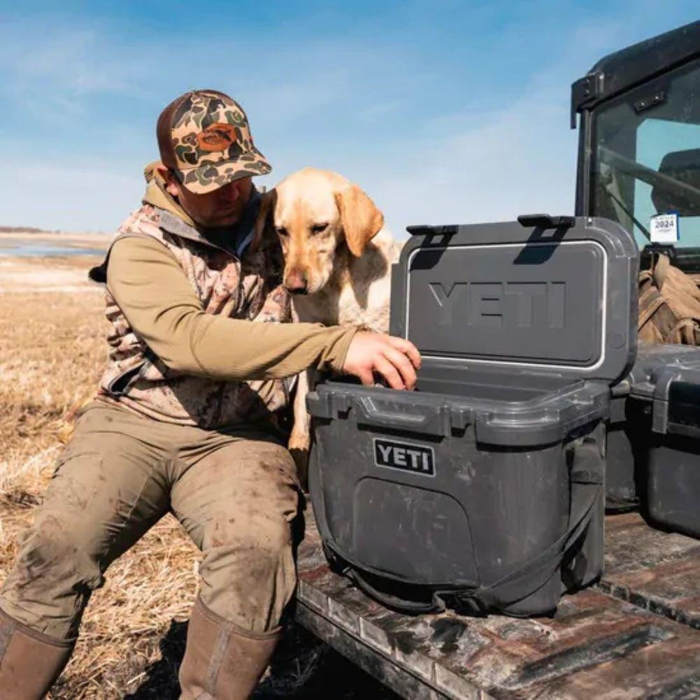 Yeti Roadie 15 Cool Box (Olive/King Crab Orange) dog