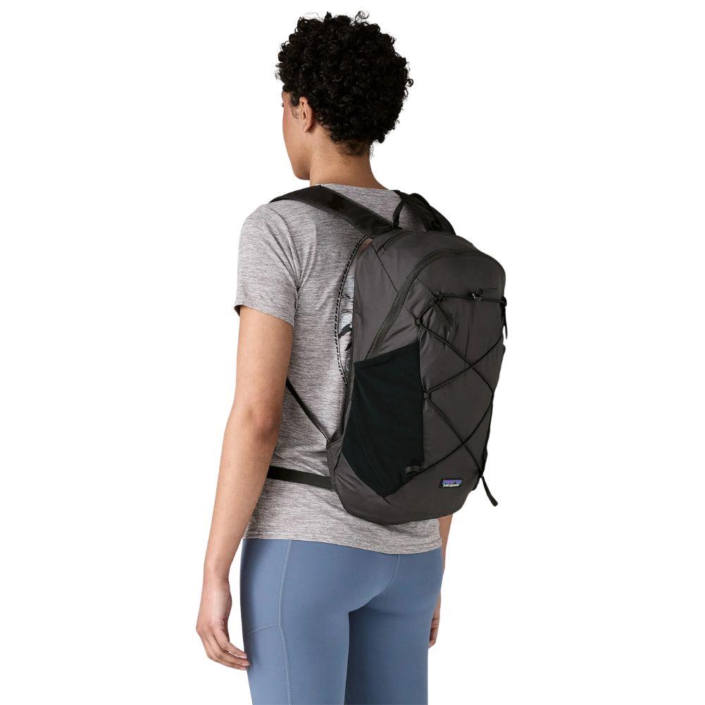 Patagonia Terravia Pack 14L - L (Blue Sage) carry